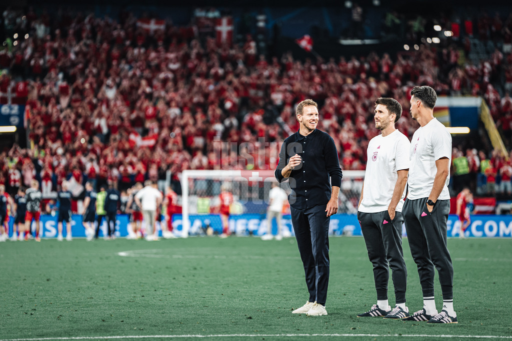 Fußball | Herren | UEFA-Fußball-Europameisterschaft 2024 | Achtelfinale | Deutschland vs. Dänemark | 29.06.2024 | v.l. Trainer Julian Nagelsmann, Benjamin Glück und Sandro Wagner (Deutschland)