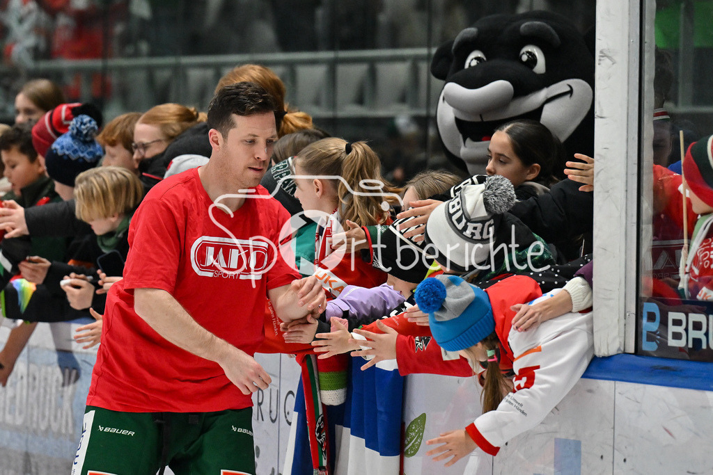 Augsburger Panther - Düsseldorfer EG | Die Panther feiern mit den Fans den Heimsieg gegen Duesseldorf / Jubel / Sieg / Freude / Happy / DEL: Augsburger Panther - Düsseldorfer EG, Curt Frenzel Stadion am 13.12.2024 / T. J. TREVELYAN (Augsburger Panther #24)