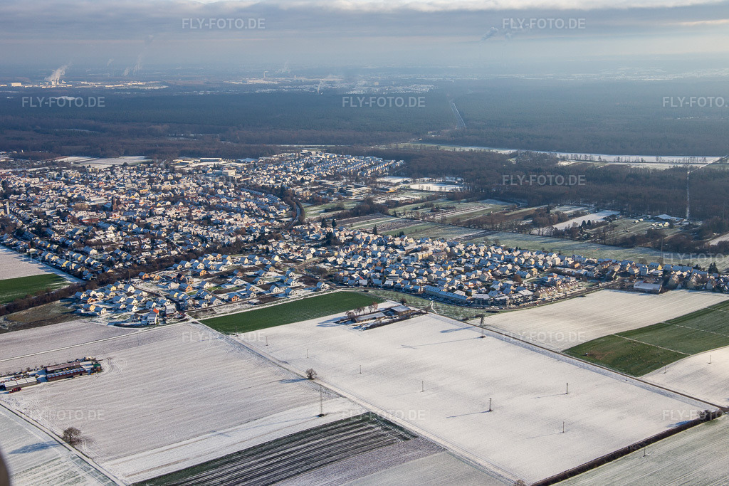 Luftbild: Neubaugebiet K2 im Winter bei Schnee in Kandel im Bundesland Rheinland-Pfalz in Deutschland. Foto: IMG_135388.jpg vom 16.12.2022 durch Werner Riehm/FLY-FOTO.de