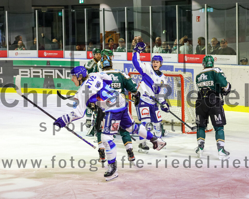 2025-09-26_135_TSV_Erding_gegen_SC_Riessersee | Erding, Deutschland, 26.09.2025:Eishockey, Oberliga Süd 2025 / 2026, 3. Spieltag, TSV Erding gegen SC Riessersee, Endergebnis: 3:5Anselm Gerg (SC Riessersee, #15), Paul Pfenninger (Erding Gladiators, #58)Foto: Christian Riedel / fotografie-riedel.net