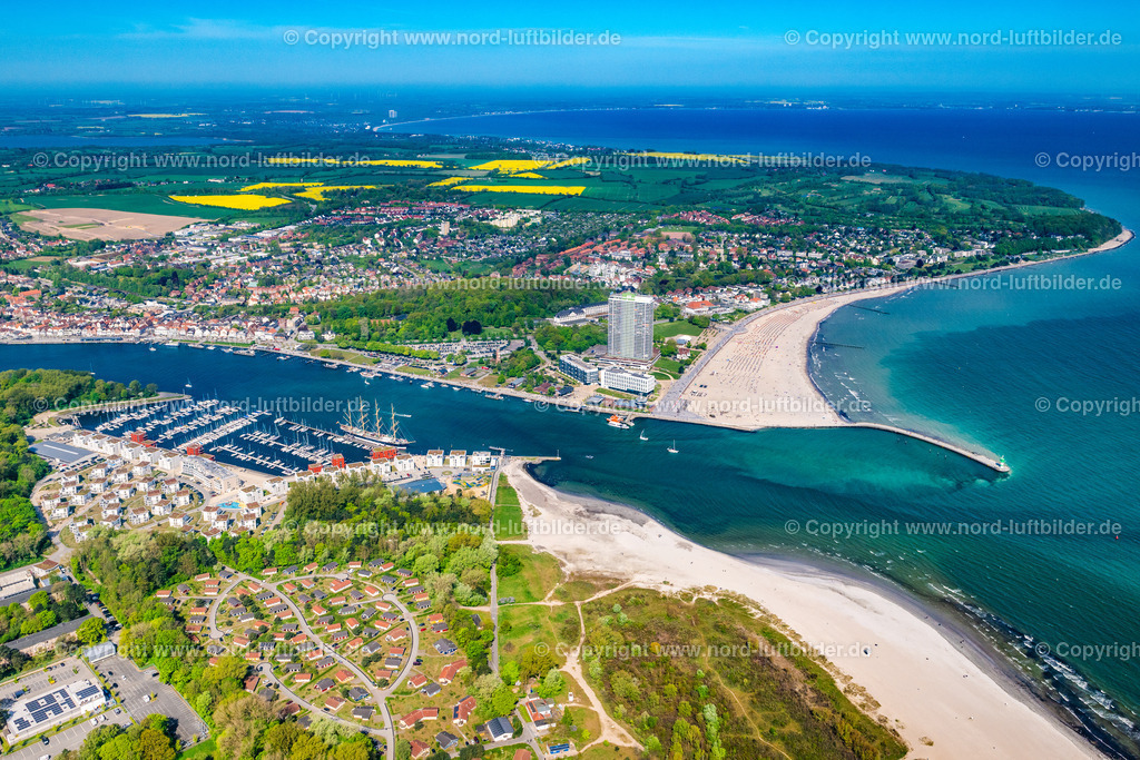 Travemünde_Strandterassen_Panorama_ELS_5036010524 | TRAVEMüNDE 01.05.2024 Ortskern am Uferbereich des Trave - Flussverlaufes in Travemünde an der Ostseeküste im Bundesland Schleswig-Holstein, Deutschland. // Ortskern am Uferbereich des Trave - Flussverlaufes in Travemuende im Bundesland Schleswig-Holstein, Deutschland. Foto: Martin Elsen