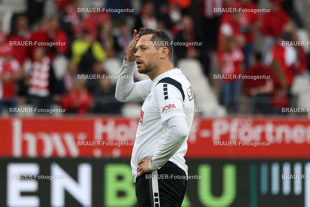 Rot-Weiss Essen - VFL Osnabrück | Essen, Deutschland, 17.09.2025 Daniel Davari (VFL Osnabrück) schautwährend des 3.Liga Spiels zwischen  Rot-Weiss Essen und VFL Osnabrück am 17.09.2025 im Stadion an der Hafenstraße in Essen. (Foto von Timo Bluhmki-Schmidt/Brauer Fotoagentur