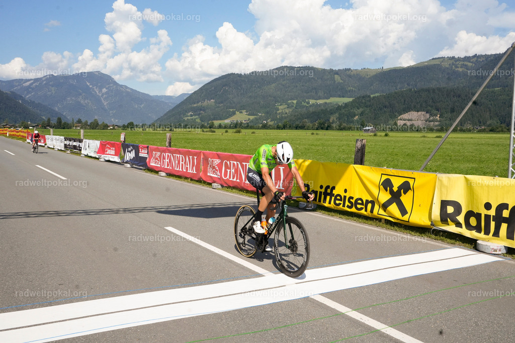 865_20230817_Bewerb_Maenner_Muehlanger | AUT - OESTERREICH, 2023-08-16: SPORT RENNRAD-FAHREN - 55. INTERNATIONALER RADWELTPOKAL IN ST. JOHANN IN TIROL  - Vintage-Radrennen mit WM-Bronze-Medaillen-Siegerin Christina Schweinberger, den Teilnehmer und Alexander Baumann (vom Orginastions-Team) - TAG 2 BEWERB MAENNER IN SECHS GRUPPEN  ; Foto: Roland Muehlanger