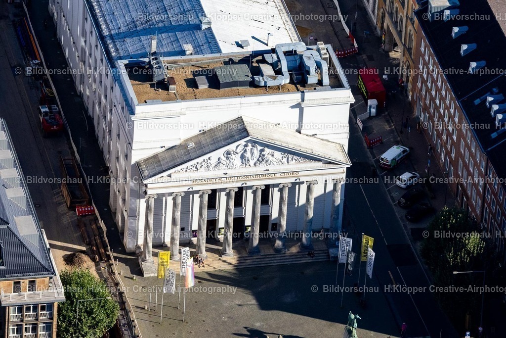 Lufbilder Aachen-6154 | Theater Aachen in der Innenstadt am Theaterplatz von Aachen im Bundesland Nordrhein-Westfalen. Aachen ist kreisfreie Kurstadt, Bischofssitz und westlichste Großstadt Deutschlands. In der historischen Innenstadt im Stadtteil Mitte befindet sich das auffällige weiße, längliche Gebäude des Theaters. - Realisiert mit Pictrs.com