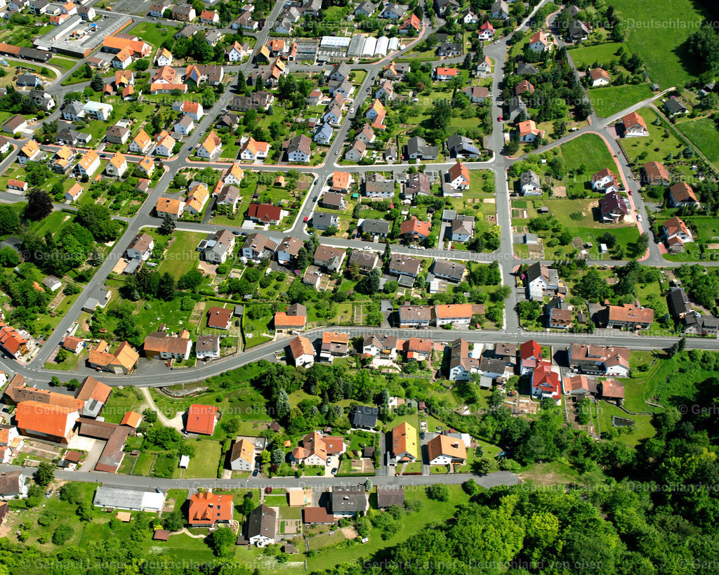 2615731 | ANGERSBACH 09.06.2006 Wohngebiet einer Einfamilienhaus- Siedlung  in Angersbach im Bundesland Hessen, Deutschland // Single-family residential area of settlement  in Angersbach in the state Hesse, Germany Foto: Gerhard Launer