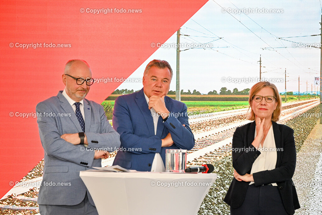 Festakt_ OeBB Gleisausbau_ Baustart_ 01.07.2024-12 | 01.07.2024, Hoersching, AUT, Festakt OeBB-anlaesslich des 4-gleisigen Ausbau des Abschnitt Linz - Marchtrenk, im Bild Wolfgang Bogensberger (Leiter der Vertretung der EU Kommission in Oesterreich), LR Guenther Steinkellner (FP), BMin Leonore Gewessler (Die Gruenen, Klimaschutz, Umwelt, Energie, Mobilitaet, Innovation und Technologie)