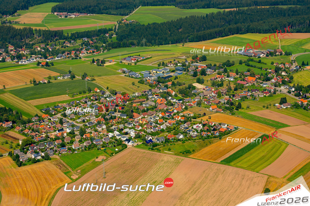Das Luftbild zeigt : Erdmannsweiler Königsfeld im Schwarzwald - Die Luftaufnahme wurde 2024 vom UL-Flugzeug aus erstellt ( keine Drohne ) - Hochauflösende Luftaufnahme - Für grossformatige Ausdrucke geeignet. Die Geschenkidee !Mit Lizenz und Bildrechte bestellbar