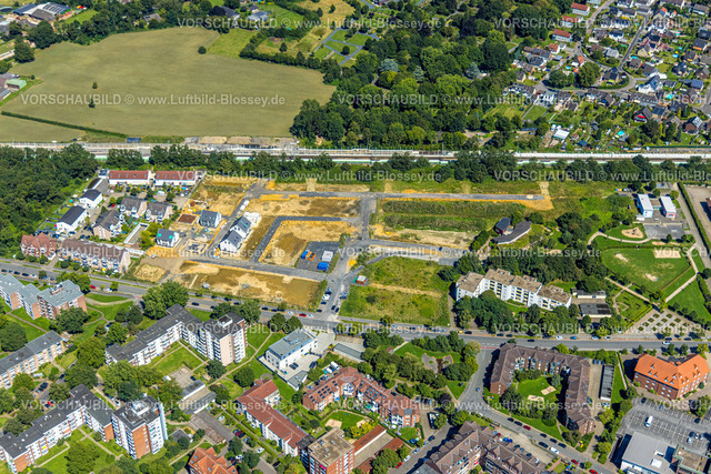 Voerde240802632 | Luftbild, Voerder Feld Baugebiet Wohnquartier LIVE GREEN VOERDE Friedrichsfelder Straße an der Bahnlinie, Ausbau der Betuweroute und Betuwe-Linie Eisenbahnstrecke, Baustelle mit Schallschutzwand, Voerde, Ruhrgebiet, Niederrhein, Nordrhein-Westfalen, Deutschland