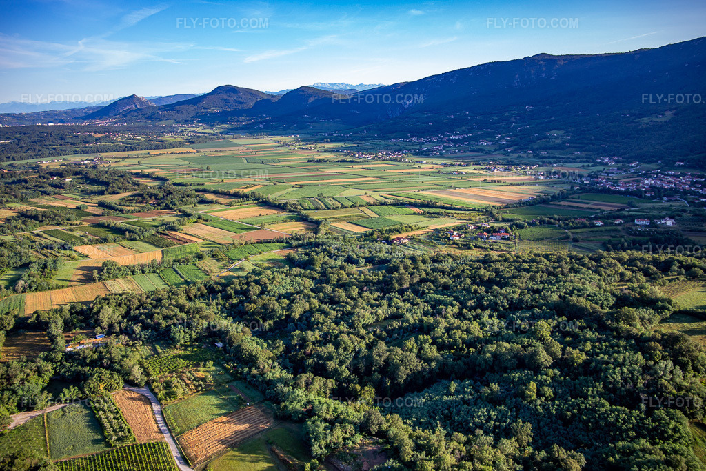 Aerial view: Oslenscek valley and peripheral mountains Južni obronki Trnovskega gozda in the district Schönpaß in Nova Gorica in the state Slovenia, Slovenia. – Photo: IMG_137438.jpg taken on 07/14/2023 by Werner Riehm/FLY-FOTO.com – Resolution of the original: 5265 x 3510 px