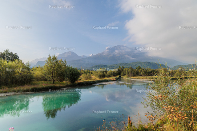 Morgenstimmung am Inn | Die ersten Sonnenstrahlen tauchen den Inn zwischen Samedan und Celerina in warmes Morgenlicht. Das türkisfarbene Wasser, die ruhige Flusslandschaft und die Engadiner Bergkulisse schaffen eine friedliche Atmosphäre und zeigen die besondere Schönheit des Oberengadins.
