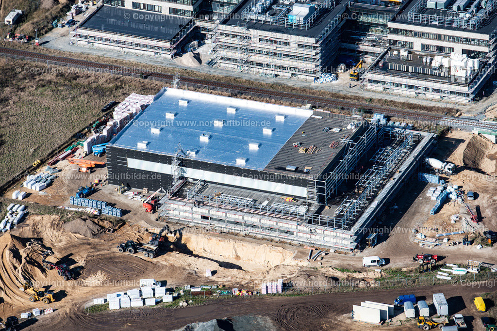 Stade_Riensförde_Bildungs_Campus_Baustelle_ELS_2032220922 | STADE 22.09.2022 Baustelle zum Neubau des Gebäudekomplexes des Weiterbildungs- und Bildungszentrums im Ortsteil Riensförde in Stade im Bundesland Niedersachsen, Deutschland. Weiterführende Informationen bei: Claudia Blaurock  Landschaftsarchitektur,  GOLDBECK GmbH,  PD - Berater der öffentlichen Hand GmbH,  gmp International GmbH. // Construction site for the new building complex of the education and training center in the district Riensfoerde in Stade in the state Lower Saxony, Germany. Further information at: Claudia Blaurock  Landschaftsarchitektur,  GOLDBECK GmbH,  PD - Berater der oeffentlichen Hand GmbH,  gmp International GmbH. Foto: Martin Elsen