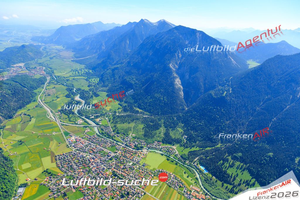 Die Luftaufnahme der Stadt Farchant wurde vom UL-Flugzeug heraus erstellt ( keine Drohne )- hohe Auflösung für beste Qualität