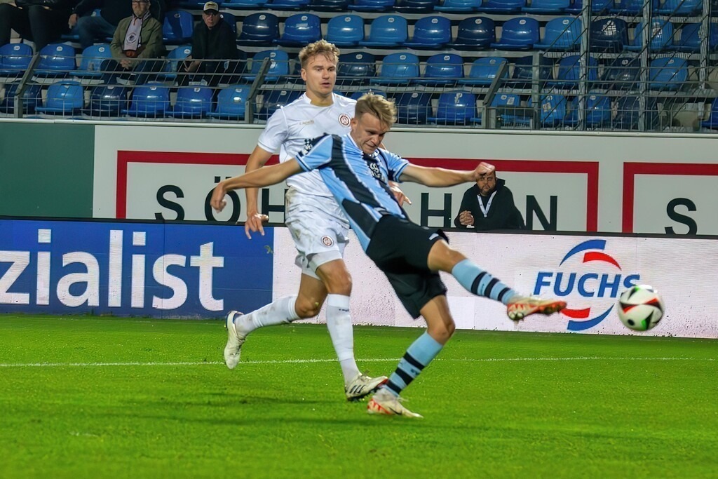Fußball 3. Liga, Saison 2024/25, 12. Spieltag: Waldhof Mannheim gegen SV Wehen-Wiesbaden. Bild: Nicklas Shipnoski (7, Mannheim) trifft zum 1:1-Ausgleich für Mannheim | Fußball 3. Liga, Saison 2024/25, 12. Spieltag: Waldhof Mannheim gegen SV Wehen-Wiesbaden. Bild: Nicklas Shipnoski (7, Mannheim) trifft zum 1:1-Ausgleich für Mannheim - Realisiert mit Pictrs.com
