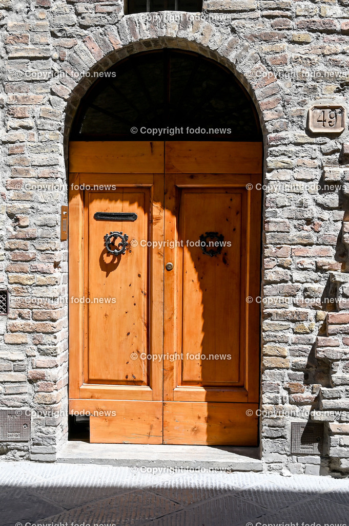 Italien_ Toskana_ San Gimignano_ 31.05.2024-95 | 31.05.2024, Italien, ITA, Toskana, San Gimignano im Bild Stadtansichten Gebäude, Architektur, Touristen, Historisch, Souvenir, Ansichten der berühmten Stadt San Gimignano in der Toskana-Italien - View of the famous town San Gimignano in Tuscany-ItalySan Gimignano ist eine italienische Kleinstadt in der Toskana mit einem mittelalterlichen Stadtkern. San Gimignano wird auch die Stadt der Türme genannt. Die Stadt liegt in der Provinz Siena. Sie gehört neben Florenz, Siena und Pisa zu den von Touristen meist besuchten Zielen in der Toskana.