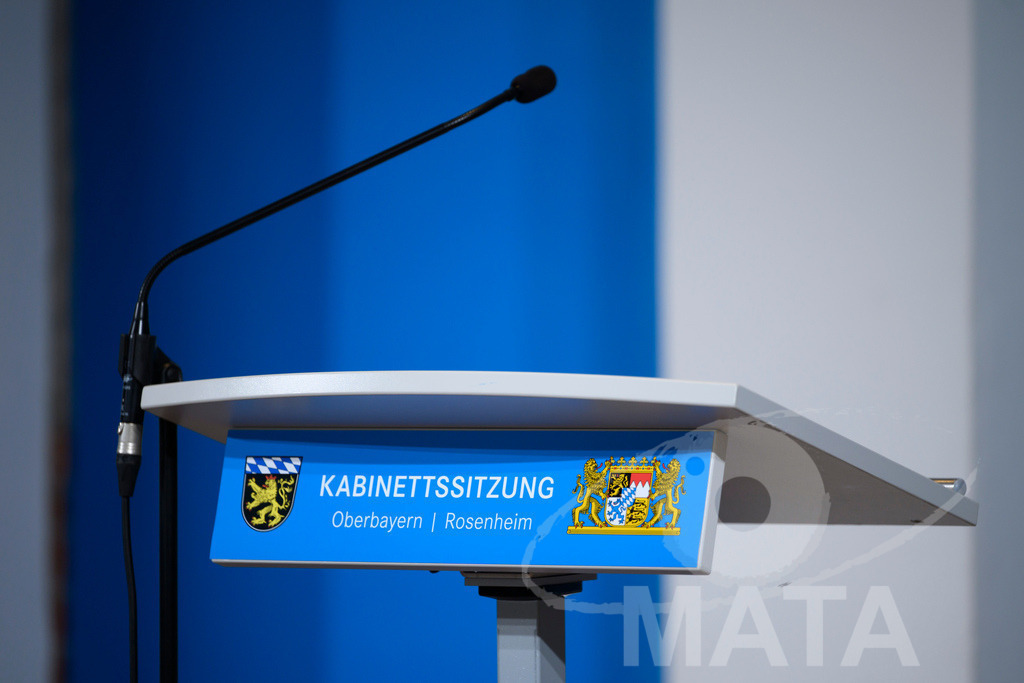 _DW04724 | Pressekonferenz im Lokschuppen. Rosenheim, 02.12.2025 Bayern Deutschland - Realisiert mit Pictrs.com