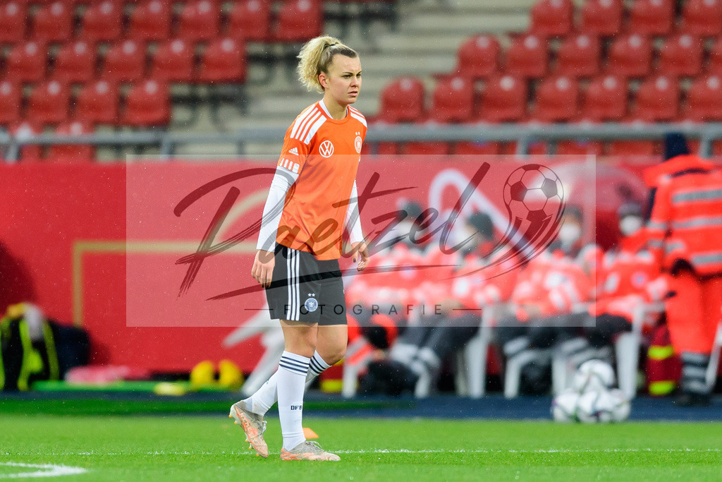 GERTUR20211126_081 | Fussball, Frauen: Lena Lattwein (Germany) schaut bei dem Spiel der WM-Qualifikation zwischen Deutschland und Tuerkei im Eintracht-Stadion am 26.11.2021 in Braunschweig, Deutschland. - Realisiert mit Pictrs.com