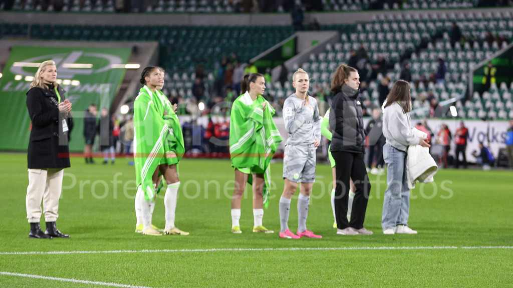 Fussball, Google Pixel Frauen-Bundesliga, VfL Wolfsburg - FC Bayern München | v.li.: Spielerinnen vom VfL Wolfsburg enttäuscht über die Niederlage, Enttäuschung nach dem Schlusspfiff, Abpfiff, Highlight, Verlierer, verloren, Frustration, pessimistisch,, DIE DFB-RICHTLINIEN UNTERSAGEN JEGLICHE NUTZUNG VON FOTOS ALS SEQUENZBILDER UND/ODER VIDEOÄHNLICHE FOTOSTRECKEN. DFB REGULATIONS PROHIBIT ANY USE OF PHOTOGRAPHS AS IMAGE SEQUENCES AND/OR QUASI-VIDEO.