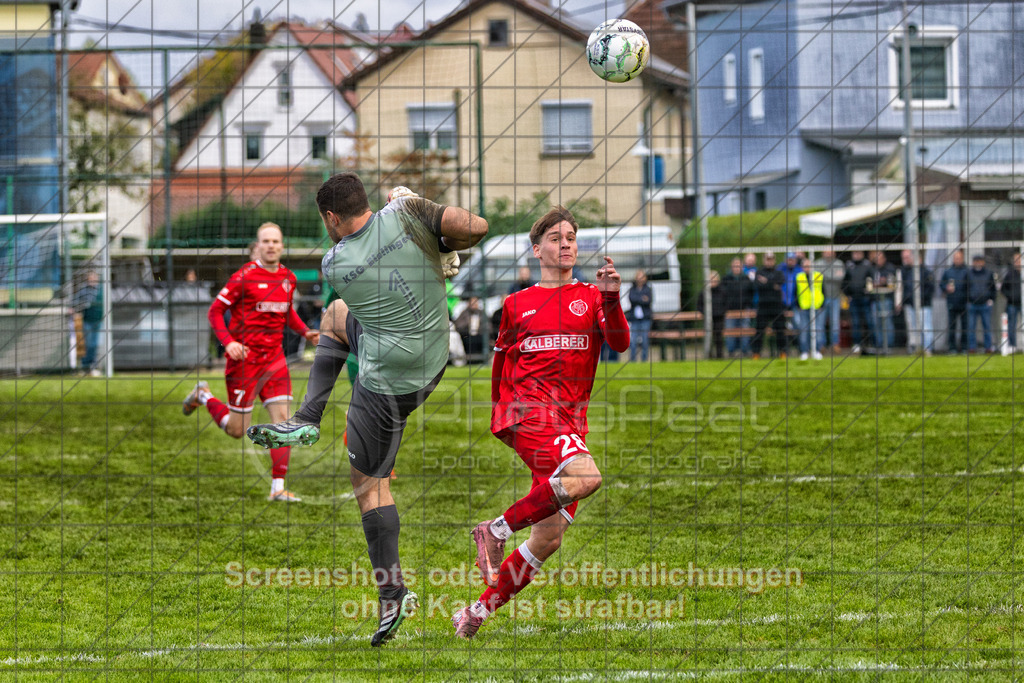 20261011_162237_0396-Bearbeitet_(c)_by_PhotoPeet | Marvin Herbinger (1.FC Donzdorf #28) und Torspieler Thomas Grupp (KSG Eislingen #01) zum 1:6KSG Eislingen (grün) vs. 1.FC Donzdorf (rot), Fußball, Bezirksliga - Bezirk Neckar/Fils, 07. Spieltag, Saison 2026/2027, Rasensportplatz, Albstraße 69, 73054 Eislingen, 11.10.2026 - 15:00 Uhr,Foto: PhotoPeet / Sport- &amp; Eventfotografie / Peter Harich