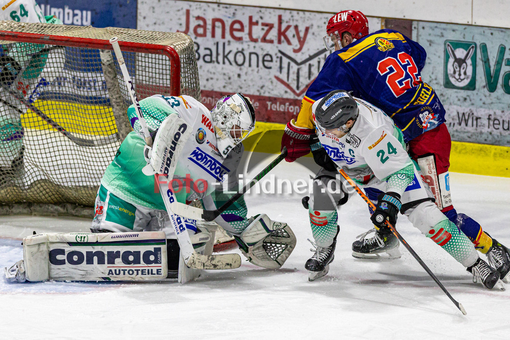 Achtelfinale Spiel 2 EC Peiting vs ESC Wohnbau Moskitos Essen | Eishockey Oberliga Süd Playoffs 2023/2024, Achtelfinale Spiel 2 EC Peiting vs ESC Wohnbau Moskitos Essen, 20240305,
Torchance Lukas GOHLKE (ECP 22),
2024-03-05 in Peiting (Eisstadion)
53 Bastian FLOTT-KUCIS (Moskitos Goalie 53), 22 Lukas GOHLKE (ECP 22), 24 Nicolas CORNETT (Moskitos 24)
Copyright: WolfgangxLindner foto-lindner.de