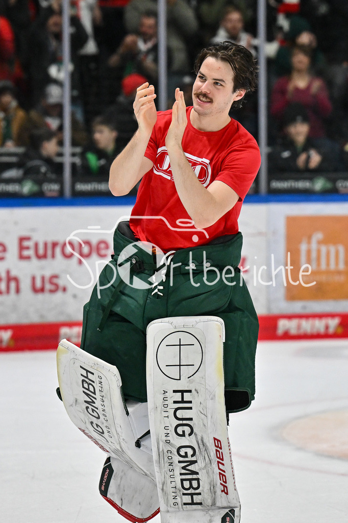 Augsburger Panther - Straubing Tigers | Die Panther feiern zusammen mit den Fans den Heimsieg gegen Straubing / DEL: Augsburger Panther - Straubing Tigers, Curt Frenzel Stadion am 29.11.2024 / Strauss MANN (Augsburger Panther #38)