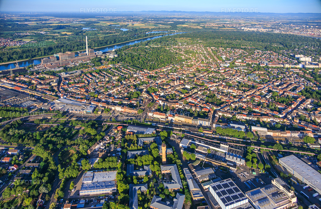 Luftbild: Stadtteilübersicht aus Norden von der Neckarauer Straße bis zum Waldpark am Rhein im Ortsteil Neckarau in Mannheim im Bundesland Baden-Württemberg in Deutschland. – Foto: IMG_157199.jpg vom 18.06.2026 durch Werner Riehm/FLY-FOTO.de – Auflösung des Originals: 5743 x 3750 px
