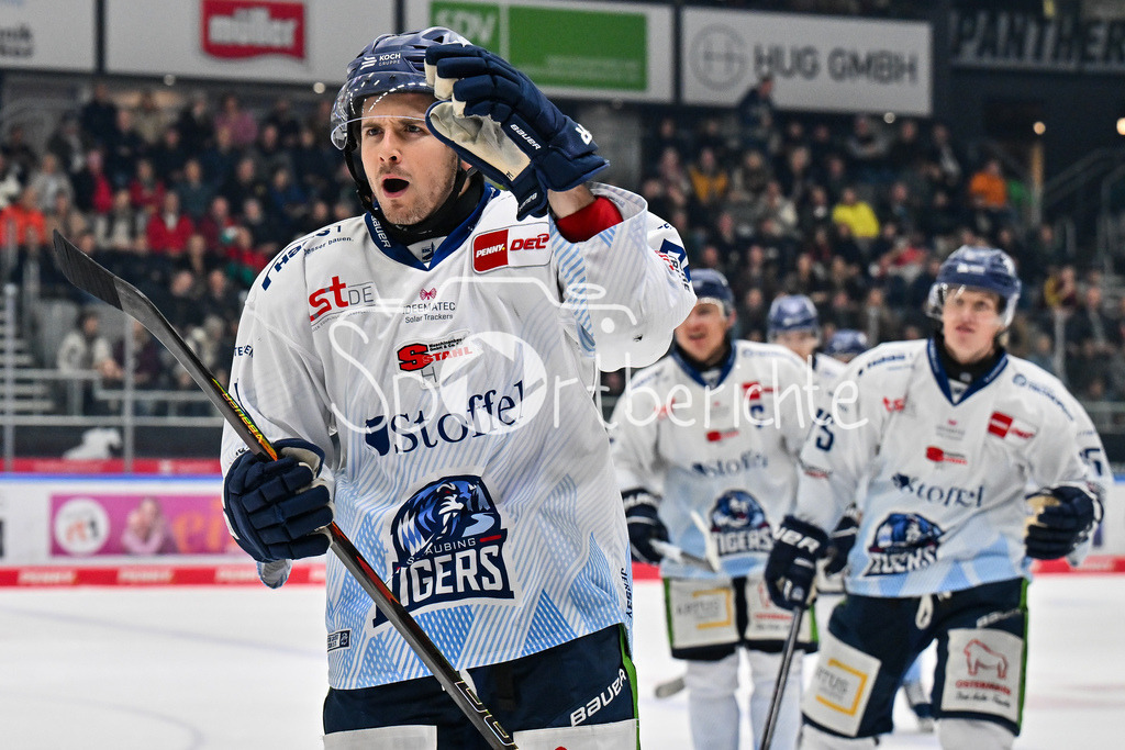Augsburger Panther - Straubing Tigers | Augsburg, DEUTSCHLAND - 14. NOVEMBER: Jubel der Gäste nach dem Treffer zum 0-1 durch Nick HALLORAN (Straubing Tigers 71) / Tor / Torschuetze / Freude / Happy beim Ligaspiel zwischen den Augsburger Panthern und den Straubing Tigers am 18. Spieltag der Penny DEL im Curt Frenzel Stadion am 14.11.2025