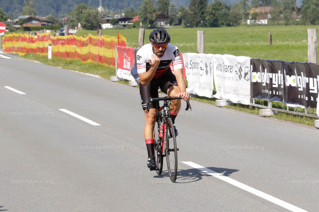1220_20230817_Bewerb_Maenner_Muehlanger | AUT - OESTERREICH, 2023-08-16: SPORT RENNRAD-FAHREN - 55. INTERNATIONALER RADWELTPOKAL IN ST. JOHANN IN TIROL  - Vintage-Radrennen mit WM-Bronze-Medaillen-Siegerin Christina Schweinberger, den Teilnehmer und Alexander Baumann (vom Orginastions-Team) - TAG 2 BEWERB MAENNER IN SECHS GRUPPEN  ; Foto: Roland Muehlanger