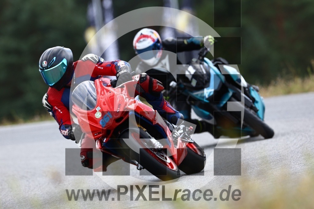 0011-20240805_02576 | Schöne Erinnerungen an spannende Momente - das festzuhalten ist unser Job. PIXELrace.de ist seit 2003 auf den Rennstrecken Europas unterwegs um die Action draußen beim Fahren und die wunderbare Stimmung imm Fahrerlager für euch einzufangen.