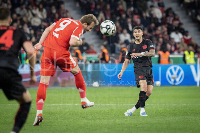 DFB Cup semifinal match Bayer 04 Leverkusen vs. FC Bayern Munich, 22.04.2026 | LEVERKUSEN, GERMANY - APRIL 22, 2026: Harry Kane (FC Bayern Muenchen, 8) heads a boll from Exequiel Palacios (Bayer 04 Leverkusen, 25) during the German DFB Cup semifinal match between Bayer 04 Leverkusen vs. FC Bayern Munich at BayArena on April 22, 2026 in Leverkusen, Germany. DFL REGULATIONS PROHIBIT ANY USE OF PHOTOGRAPHS AS IMAGE SEQUENCES AND/OR QUASI-VIDEO.