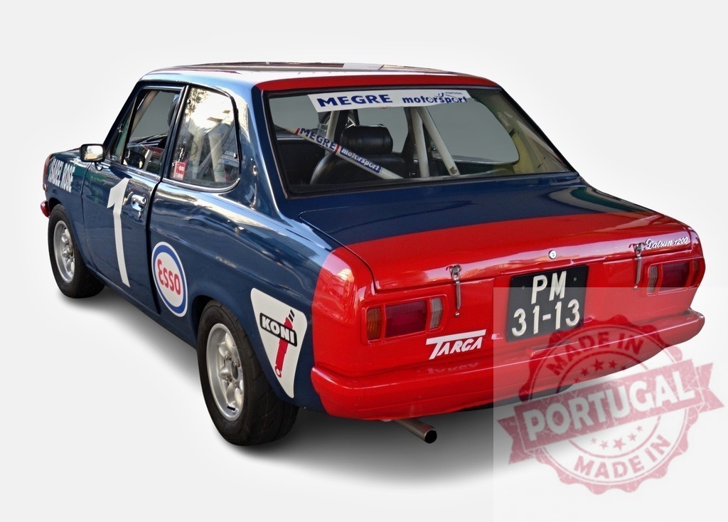 Datsun 1200 Coupe displaying racing livery and number one on its side | Rear view of a vintage Datsun 1200 Coupe showcasing its racing modifications and sponsors - Realisiert mit Pictrs.com