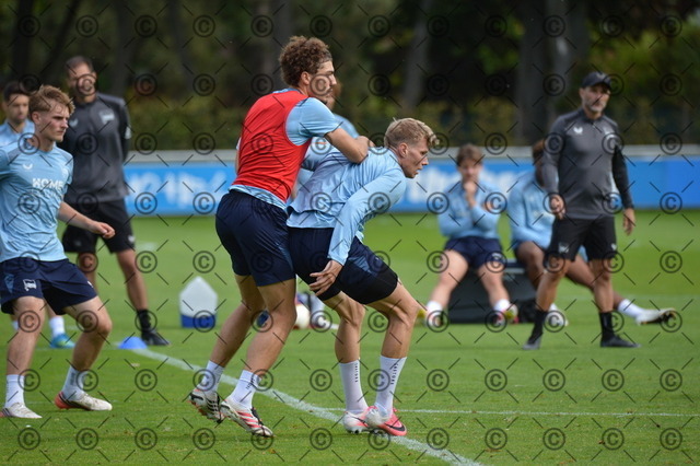 RGE_0331 | Hertha BSC, 2.Bundesliga, Herren, Fußball, Training auf dem Schenckendorffplatz, Mittwoch 09.09. 2026, Saison 2026/27,  von li. Selim Telib ( Hertha BSC ), Luca Schuler( Hertha BSC ),  Fotograf: Ralf Gebhardt - Realisiert mit Pictrs.com