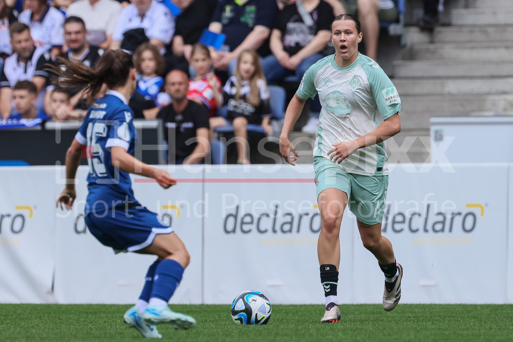 Fussball, DFB-Pokal Frauen, DSC Arminia Bielefeld - SV Werder Bremen | v.li.: Larissa Mühlhaus (SV Werder Bremen, 7) am Ball, Einzelbild, Ganzkörper, Aktion, Action, Spielszene, DIE DFB-RICHTLINIEN UNTERSAGEN JEGLICHE NUTZUNG VON FOTOS ALS SEQUENZBILDER UND/ODER VIDEOÄHNLICHE FOTOSTRECKEN. DFB REGULATIONS PROHIBIT ANY USE OF PHOTOGRAPHS AS IMAGE SEQUENCES AND/OR QUASI-VIDEO.