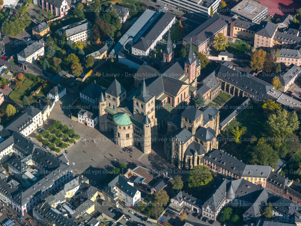 2499320 | Die Hohe Domkirche St. Peter zu Trier ist die älteste Bischofskirche Deutschlands und die Mutterkirche des Bistums Trier