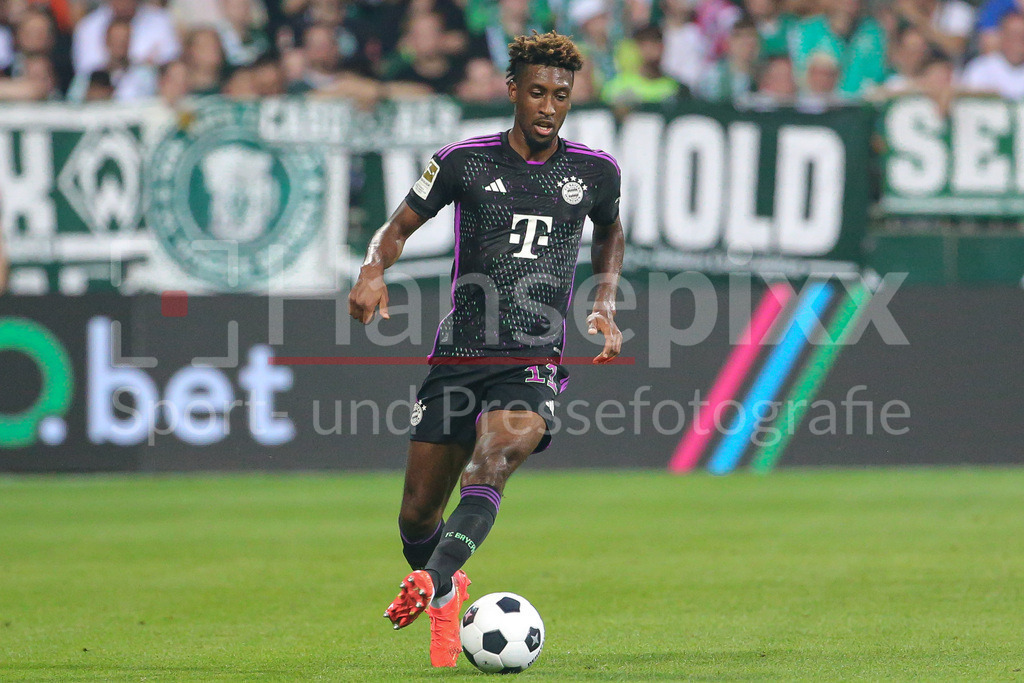 Fussball, Bundesliga, SV Werder Bremen - FC Bayern München | v.li.: Kingsley Coman (FC Bayern München, 11) Freisteller, Einzelbild, Ganzkörper, Aktion, Action, Spielszene, DIE DFL-RICHTLINIEN UNTERSAGEN JEGLICHE NUTZUNG VON FOTOS ALS SEQUENZBILDER UND/ODER VIDEOÄHNLICHE FOTOSTRECKEN. DFL REGULATIONS PROHIBIT ANY USE OF PHOTOGRAPHS AS IMAGE SEQUENCES AND/OR QUASI-VIDEO.