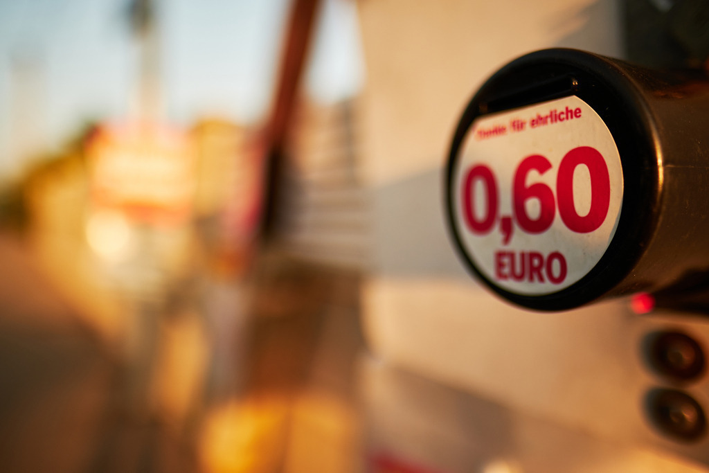 Kassa an einem Zeitungsstand | Wien, Austria - September 20, 2020: Kassa an einem Zeitungsstand mit Aufschrift 0,60 Euro. - Realisiert mit Pictrs.com