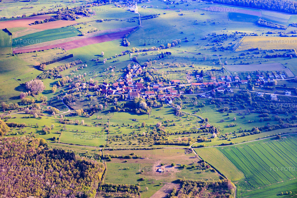 Luftbild: Ortsansicht von Südwesten in Loutzviller im Bundesland Moselle in Frankreich.Foto: IMG_154442.jpg vom 18.04.2026 durch Werner Riehm/FLY-FOTO.deAuflösung des Originals: 5797 x 3864 px
