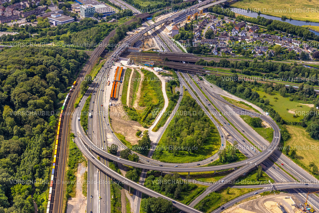 Duisburg240705462-Mitte | Luftbild, Kreuz Kaiserberg Baustelle, Straßenverkehr Autobahn A3 und Autobahn A40, Autobahnkreuz und Eisenbahngleise mit Brücken, Duissern, Duisburg, Ruhrgebiet, Nordrhein-Westfalen, Deutschland