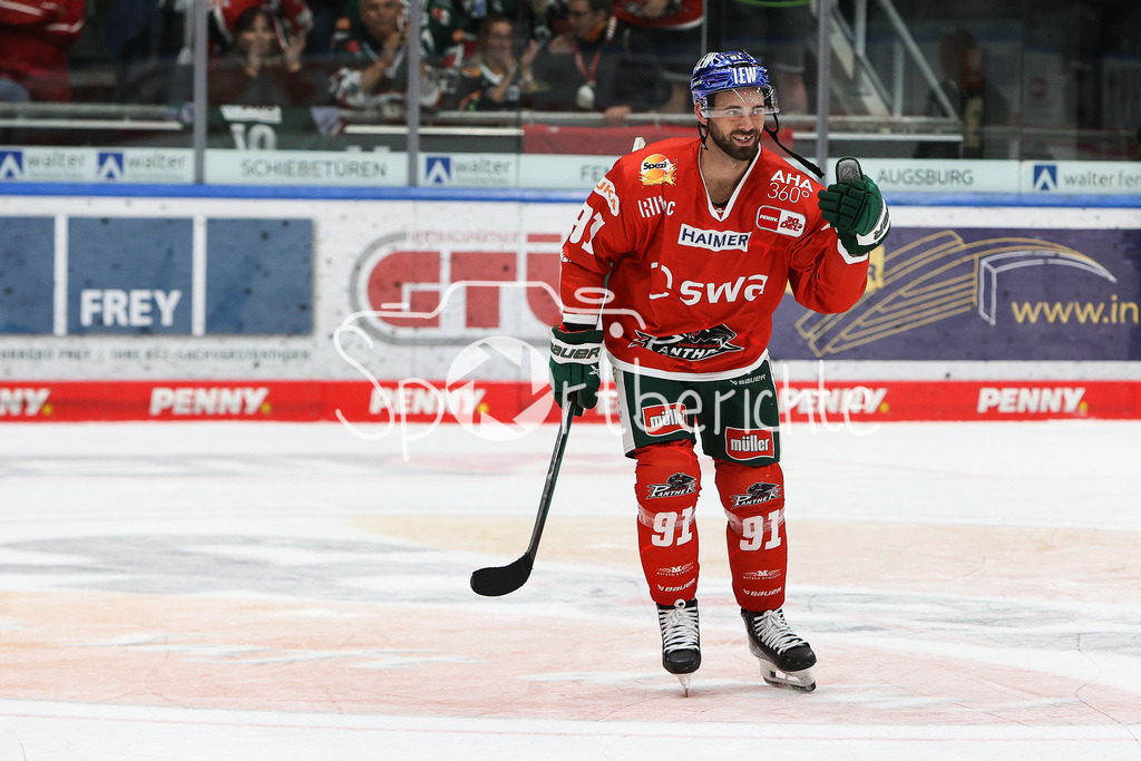Augsburger Panther - Schwenninger Wild Wings | Luke ESPOSITO (AEV #91) feiert zusammen mit den Fans nach dem Heimsieg gegen Schwenningen / Freisteller / Einzelfoto