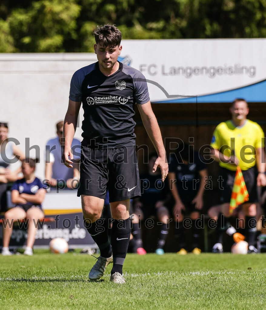 2023-08-12_089_FC_Langengeisling_gegen_ESV_Freilassing | Erding, Deutschland, 12.08.2023:
Fußball, Bezirksliga Oberbayern Ost 2023 / 2024, 4. Spieltag, FC Langengeisling gegen ESV Freilassing, Endergebnis: 2:1

Maximilian Maier (FC Langengeisling, #10)

Foto: Christian Riedel / fotografie-riedel.net