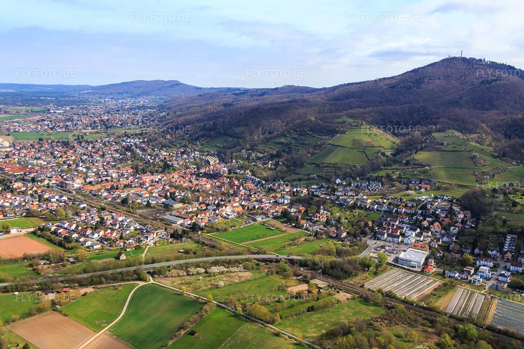 Luftbild: Stadtübersicht mit Bahnlinie zu Füßen des Melibokus aus Süden in Zwingenberg im Bundesland Hessen in Deutschland. Foto: IMG_077115.jpg vom 12.04.2015 durch Werner Riehm/FLY-FOTO.de