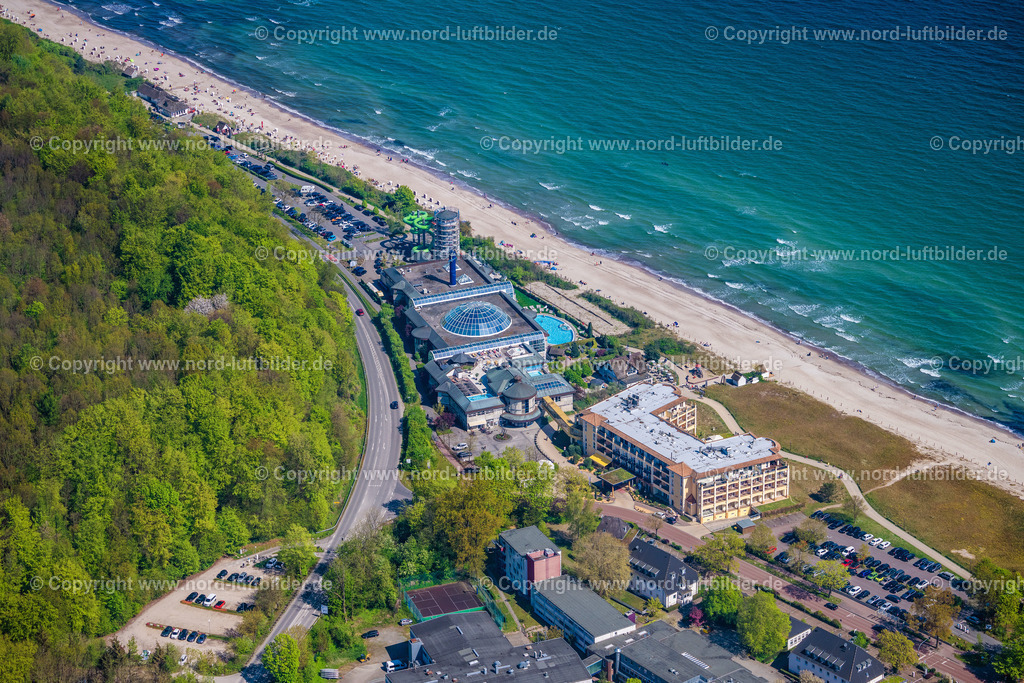 Scharbeutz_Ostseetherme_ELS_0036010524 | TIMMENDORFER STRAND 01.05.2024 Therme und Schwimmbecken am Strand der Freizeiteinrichtung im Ortsteil Scharbeutz in Timmendorfer Strand im Bundesland Schleswig-Holstein. Das Areal liegt zwischen der Bundesstraße B 76 und dem Ostseestrand. Südlich davon: Hotel " Gran Belveder ". // Therme and swimming pool on the beach of the leisure equipment in the district of Scharbeutz in Timmendorfer beach in the federal state Schleswig-Holstein. Foto: Martin Elsen