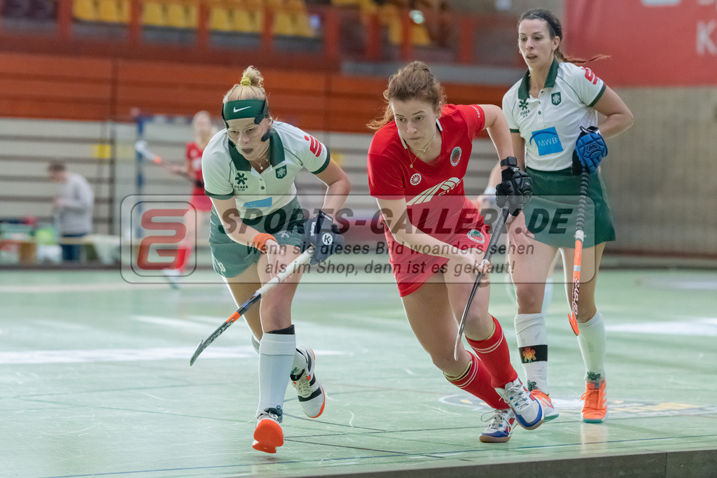 HK_20230108_102575 | 1. Bundesliga ( Halle ) Damen Crefelder HTC - Uhlenhorst Mülheim am 8.1.2023 Crefelder HTC  ( CHTC ), Krefeld , Carolin Hoffmann ( Uhlenhorst Mülheim #13 ) , Jule Hufer ( Crefelder HTC #10 )