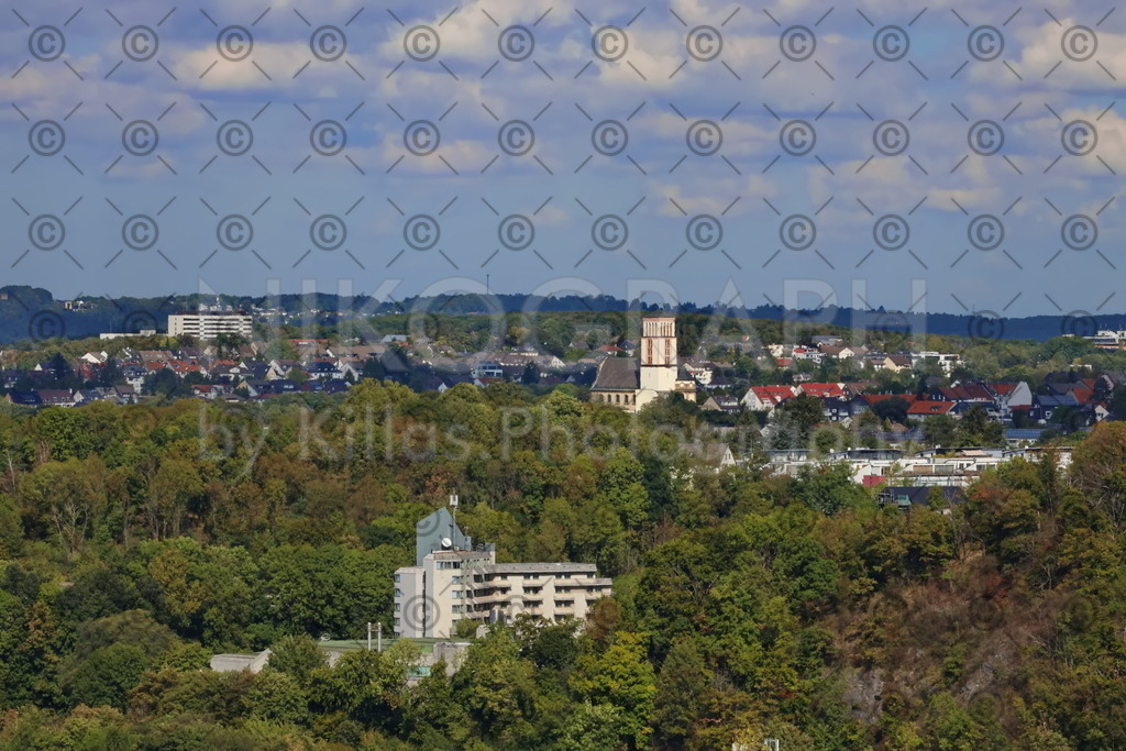 Volmemetropole Hagen | Ein Foto mit dem Ausblick über den Nordwesten der Stadt Hagen. Im Vordergrund die Stadthalle mit dem benachbarten Hotel im Wasserlosen Tal. Im Hintergrund ist die Kirche Sankt Elisabeth zu sehen.