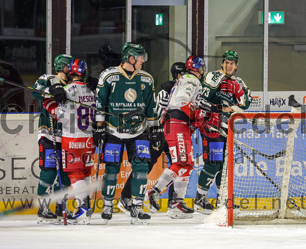 2025-11-16_134_TSV_Erding_gegen_Selber_Woelfe | Erding, Deutschland, 16.11.2025:Eishockey, Oberliga Süd 2025 / 2026, 17. Spieltag, TSV Erding gegen Selber Wölfe, Endergebnis: 3:1Philip Ziesche (Selber Wölfe, #89), Elia Ostwald (Erding Gladiators, #17), Lois Spitzner (Selber Wölfe, #13), Pascal Steck (Erding Gladiators, #73)Foto: Christian Riedel / fotografie-riedel.net