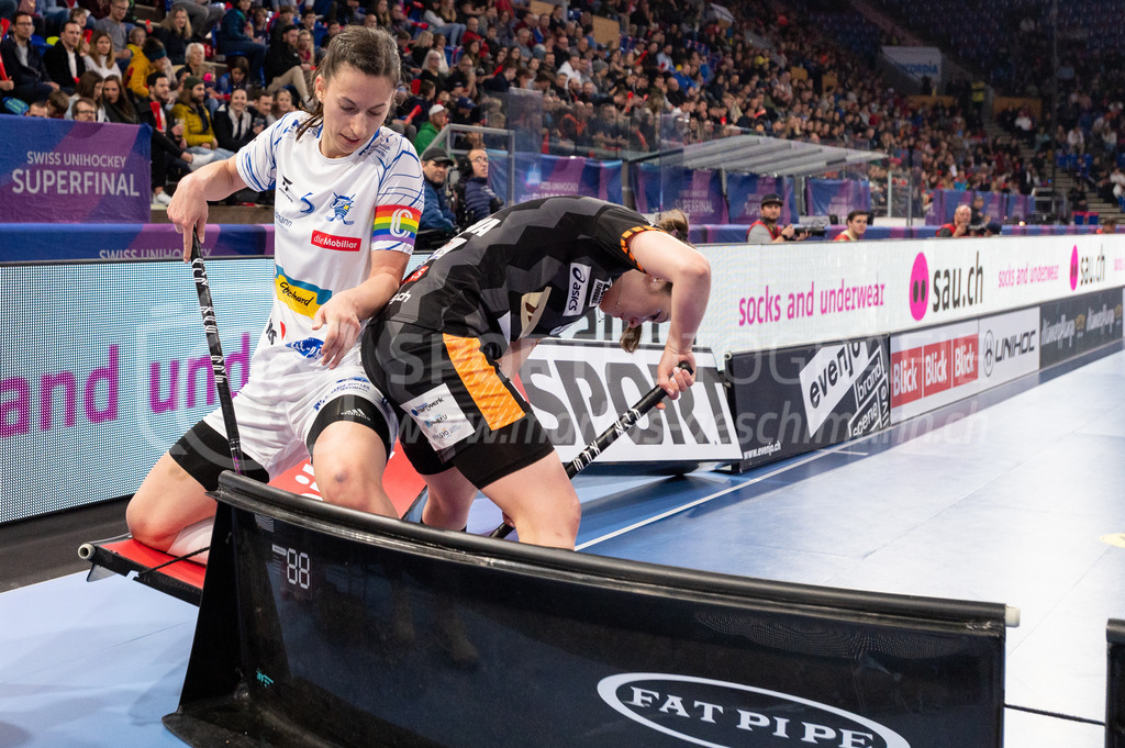 Piranha Chur vs Kloten-Dietlikon Jets - 23. April 2022 | Piranha Chur vs Kloten-Dietlikon Jets
Stimo Arena, Kloten
#5 Andrea Gämperli (Kloten-Dietlikon Jets) und #9 Nela Jiráková (Piranha Chur) testen die Banden.
Bild: Sportfotografie Markus Aeschimann | www.markus-aeschimann.ch - Realisiert mit Pictrs.com