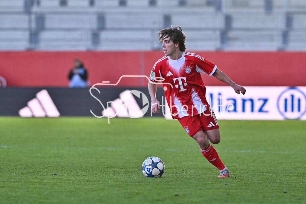FC Bayern München U19 - Sporting Lissabon U19 | MUNICH, GERMANY - 09. DECEMBER: am Ball Bohdan OLYCHENKO (FC Bayern München U19 11) / Einzelfoto / Freisteller während dem Match zwischen der U19 des FC Bayern München und der U19 von Sporting Lissabon am 6. Spieltag der UEFA Youth League Ligaphase am FC Bayern Campus