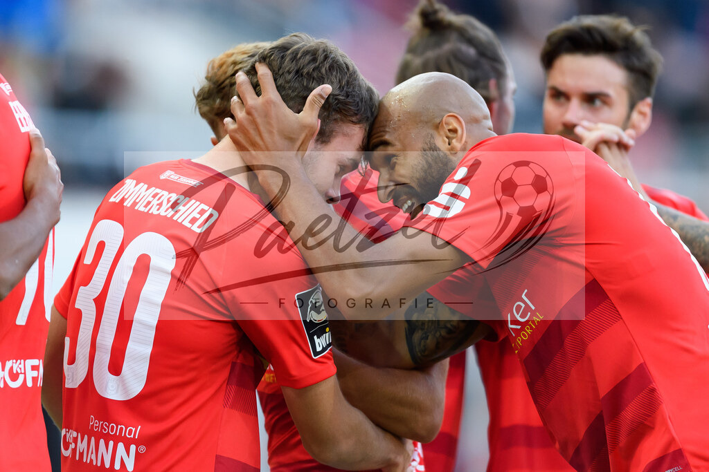 HFCFCK20210824_023 | Fussball, Herren: Tom Zimmerschied (Hallescher FC) Torjubel, jubelt nach seinem Treffer zum 1:0 mit Terrence Boyd (Hallescher FC) beim Spiel der 3. Liga zwischen Hallescher FC und 1. FC Kaiserslautern im Leuna-Chemie-Stadion am 24.08.2021 in Halle (Saale), Deutschland. - Realisiert mit Pictrs.com