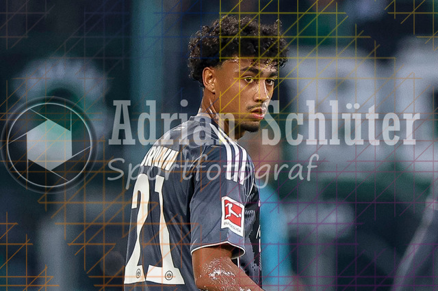Borussia Mönchengladbach vs Eintracht Frankfurt - Bundesliga  | Mönchengladbach, Deutschland, 27.09.25:   Nathaniel Brown (Eintracht Frankfurt) schaut waehrend des Spiels der Bundesliga zwischen Borussia Mönchengladbach vs Eintracht Frankfurt im Stadion im Borussia Park(Foto von Brauer-Fotoagentur / Adrian Schlueter)