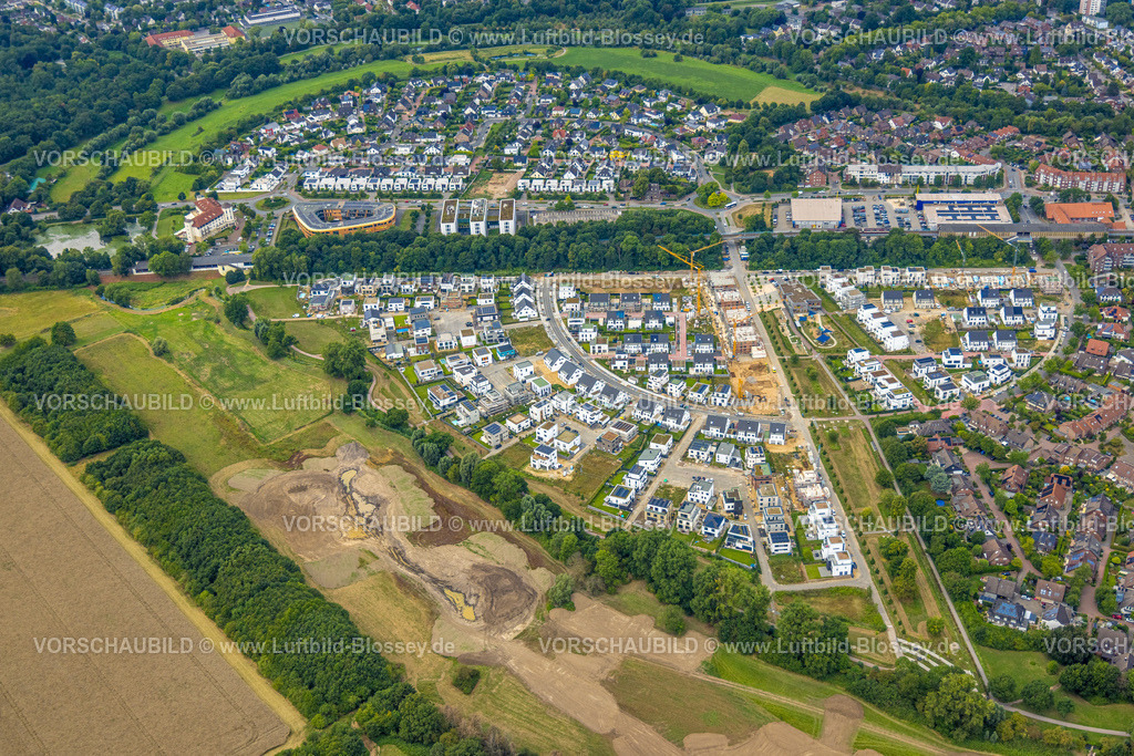 Duisburg250704325Sued | Luftbild, Duisburg-Süd, Wohngebiet Angerbogen, Am Alten Angerbach, halbkreisförmige Neubau-Wohnsiedlung, Gewerbegebiet Xella International GmbH und Edeka E-Center Angerbogen, überdachter Bahnhof Angerbogen, hinten der Rahmer See, Huckingen, Duisburg, Ruhrgebiet, Nordrhein-Westfalen, Deutschland