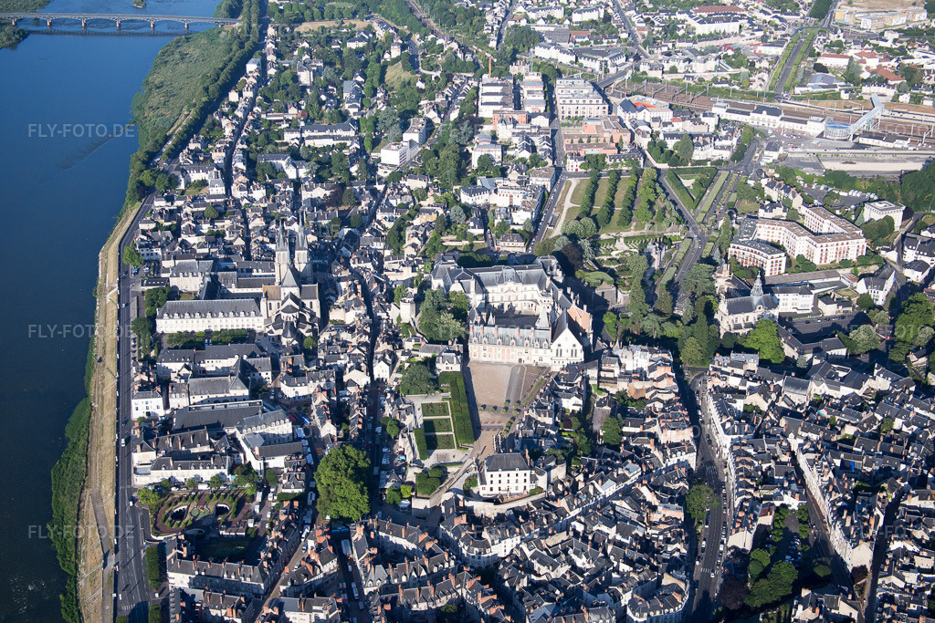 Luftbild: Ortsansicht in Blois im Bundesland Loir-et-Cher in Frankreich. Foto: IMG_082056.jpg vom 20.06.2015 durch Werner Riehm/FLY-FOTO.de